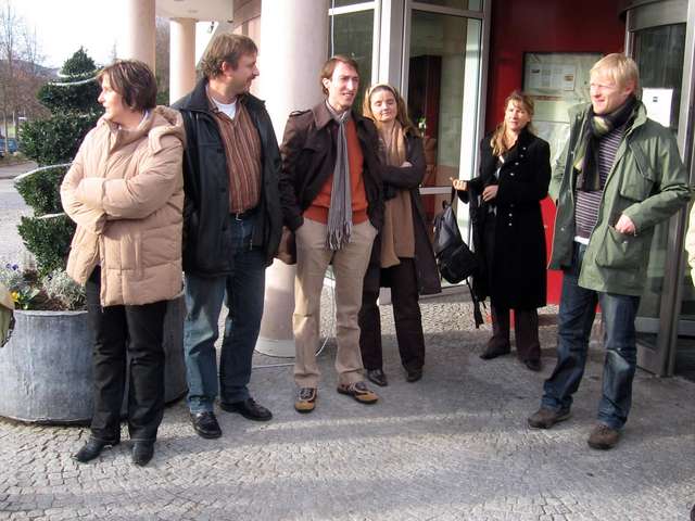 Ulla, Bernd, Stan, Sonja, Bettina und Stefan vor dem Seitenausgang