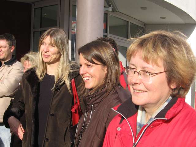 Sabine, Annika und Anke warten vor dem Hotel