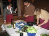 Ulla, Bernd und Anke beim Salate vorbereiten