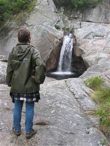 Anke vor dem Wasserfall