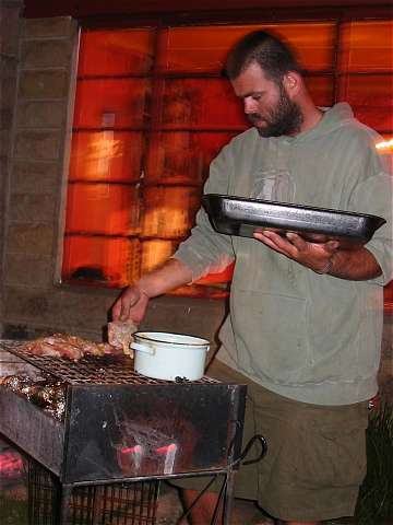 Marco grillt Hhnchen an der Backpackers Lodge