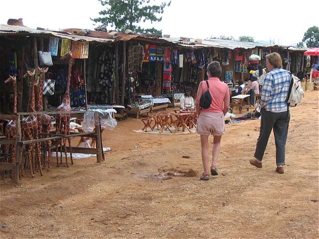 Sigrid und Anke auf dem Markt in Mbabane