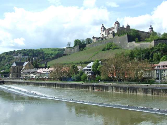 Blick auf die Festung Marienberg von der alten Mainbrücke