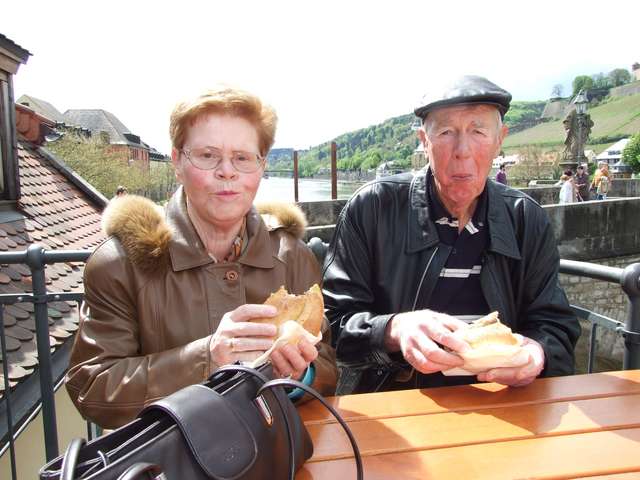 Helga und Horst bei Mittagssnack in der 