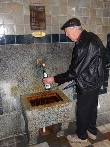 Horst bei Abfüllen des Wassers