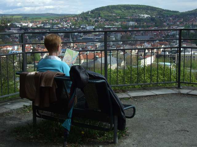 Helga auf Bank am Aussichtspunkt