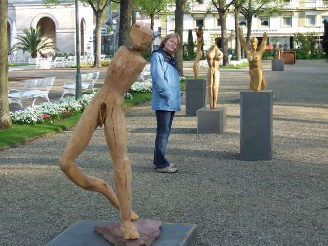 Anke mit Holzstatuen im Kurgarten