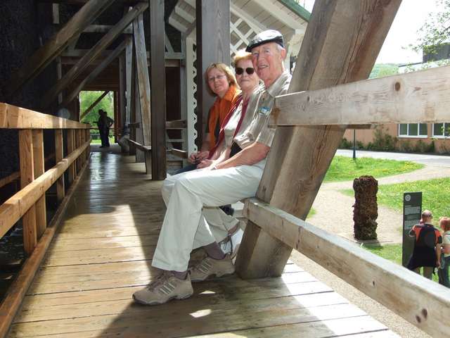 Anke, Helga und Horst auf der Bank der Saline