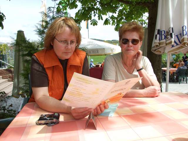 Anke und Helga mit der Eiskarte
