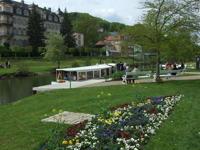 Boot am Anleger des Rosengartens