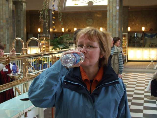 Anke mit Wasserflasche in Brunnenhalle