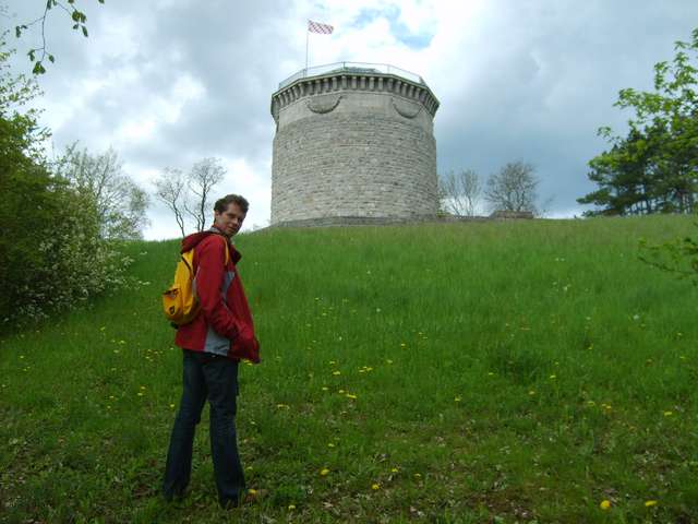 Helmut vor dem Bismarkturm