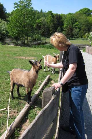 Anke mit Ziege im Wildpark