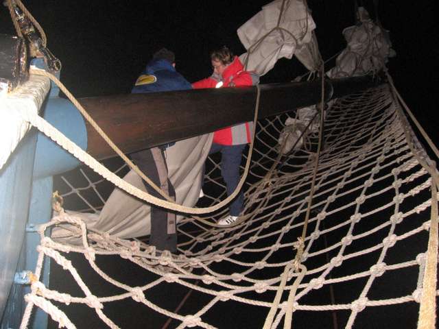 Anke und Georgios beim Einpacken der Klversegel im Dunkeln