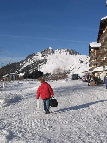 Anke mit Tasche bei Abreise