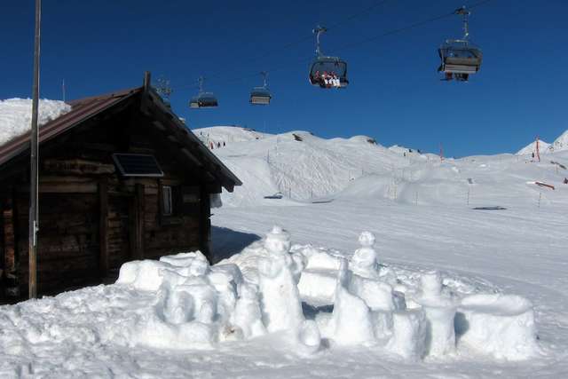 Schneeskulpturen vor der Hohfluh-Hitta