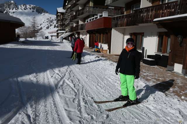 Anke mit Skiern vor Haus Rhodania