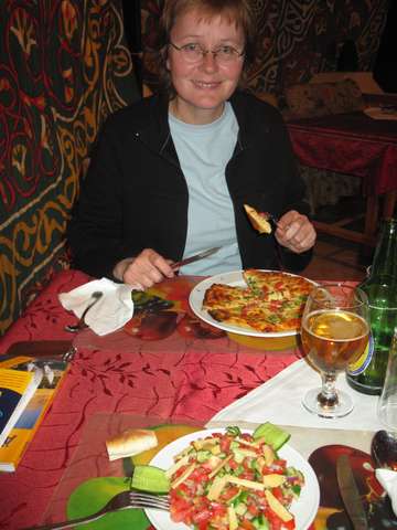 Anke mit Pizza