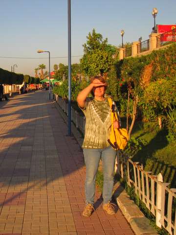 Anke auf der Uferpromenade