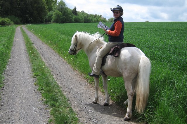 Anke auf Aron mit Karte