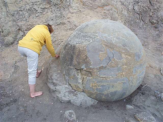 Anke begutachtet Boulder