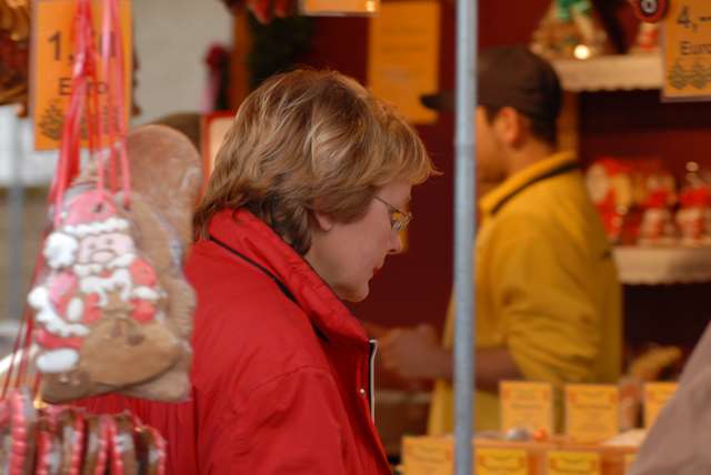 Anke am Lebkuchenstand auf dem Weihnachtsmarkt von Ahrweiler