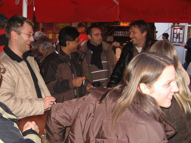 Dirk, Anoop, Jan, Bernd und Annika am Getrnkestand auf dem Weihnachtsmarkt