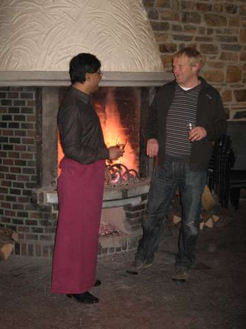 Anoop und Stefan vor dem Kamin