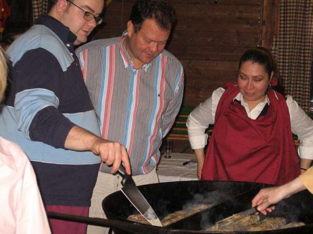 Markus und Diana lassen sich im Fleischbraten einweisen